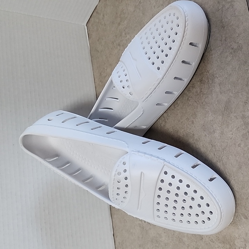 Floafers bright white/harbor mist gray posh 2.0 Size 10 (New)